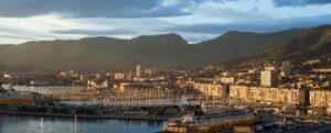vue générale de la rade de toulon avec bateaux