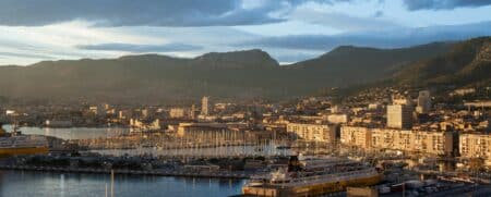 vue générale de la rade de toulon avec bateaux