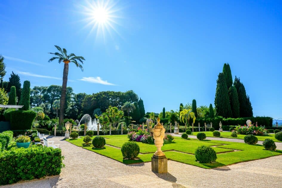 vue generale des jardins de la la villa ephrussi par beau temps