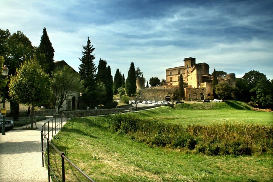 Palmarès des villes les plus accueillantes de toute la France : ces communes font rayonner le Sud par leur hospitalité ! 1 vue generale du chateau de lourmarin