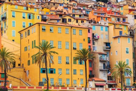 vue generale du front de mer à menton avec ses immeubles colorés