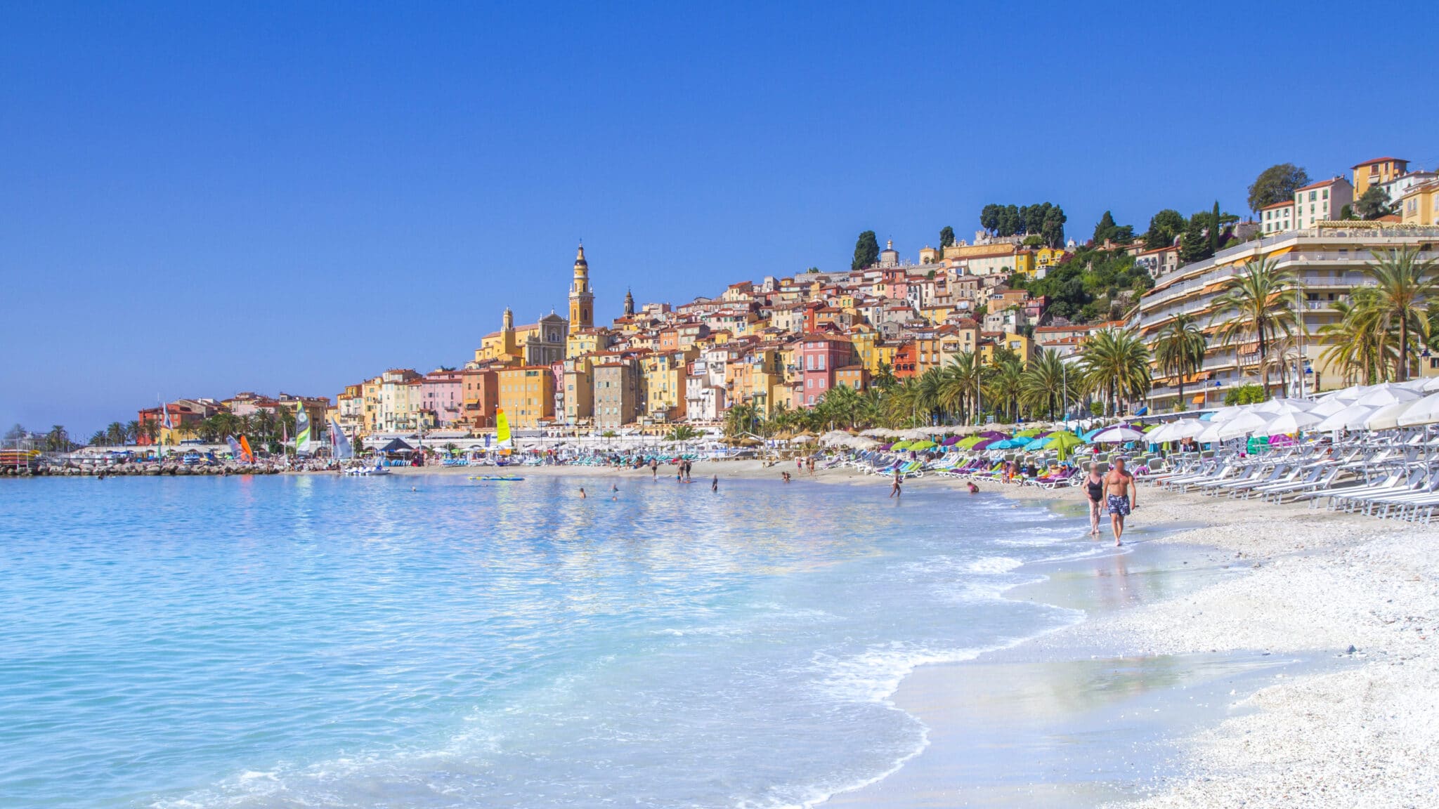 vue générale du littoral de Menton avec ses plages et touristes