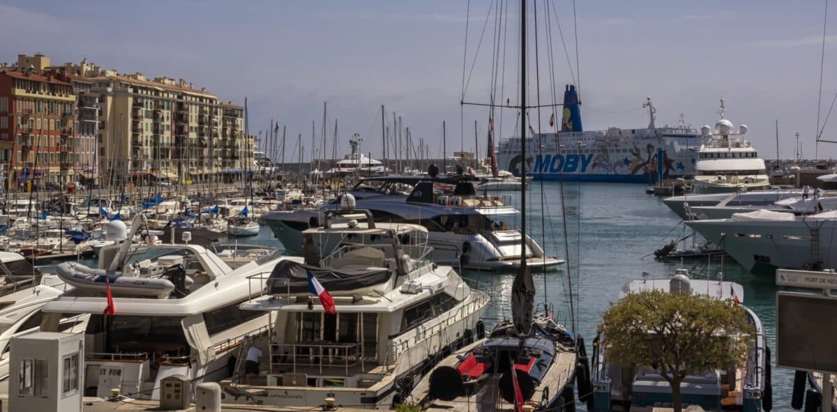 vue-generale-du-port-de-nice-avec-ses-nombreux-bateaux