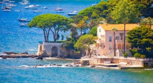 vue générale d'une villa sur la Côte d'Azur