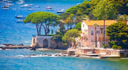 vue générale d'une villa sur la Côte d'Azur