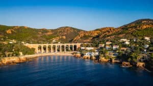 vue illustration du littoral près de saint raphael