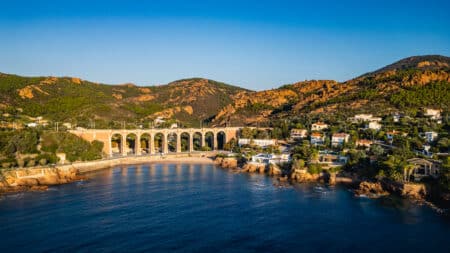 vue illustration du littoral près de saint raphael