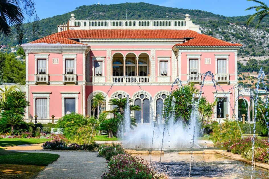 vue tres colorée de la façade de la la villa ephrussi sur la riviera