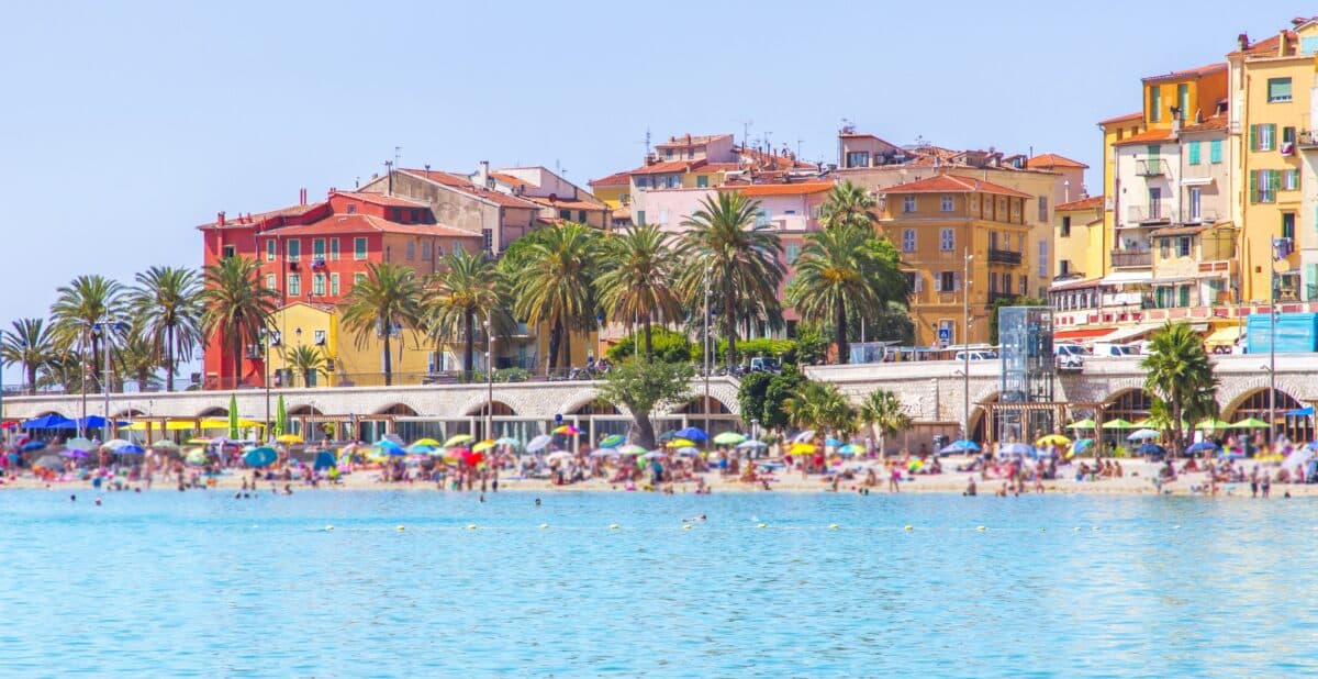 vue très colorée des plages de Menton avec touristes et vacanciers