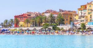 vue très colorée des plages de Menton avec touristes et vacanciers