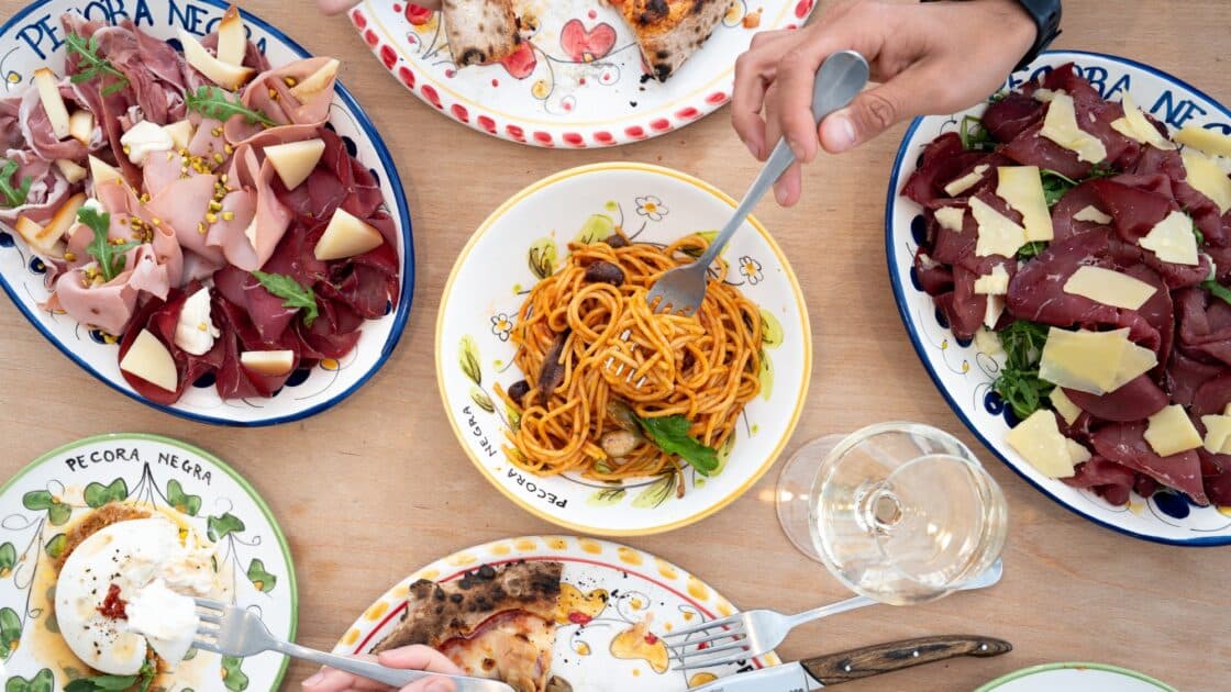 À Menton, ce restaurant régale le port avec l’une des "meilleures pizzas de France" et dévoile sa toute nouvelle idée pour les beaux jours 2 La Pecoranegra - Menton