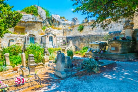 Forteresse vertigineuse, champs de lavande et vignes réputées : l’escapade de Provence qui promet « une expérience inédite » pour cet été 2026 Ancien cimetière Baux de Provence