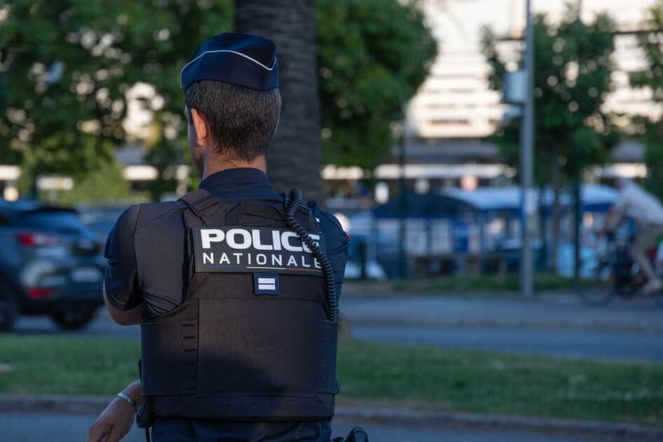 Affaire Geneviève Legay : un ex-commissaire de Nice condamné en appel après une charge contre les « gilets jaunes » Roland Macri Hans Lucas Hans Lucas via AFP policier national nice