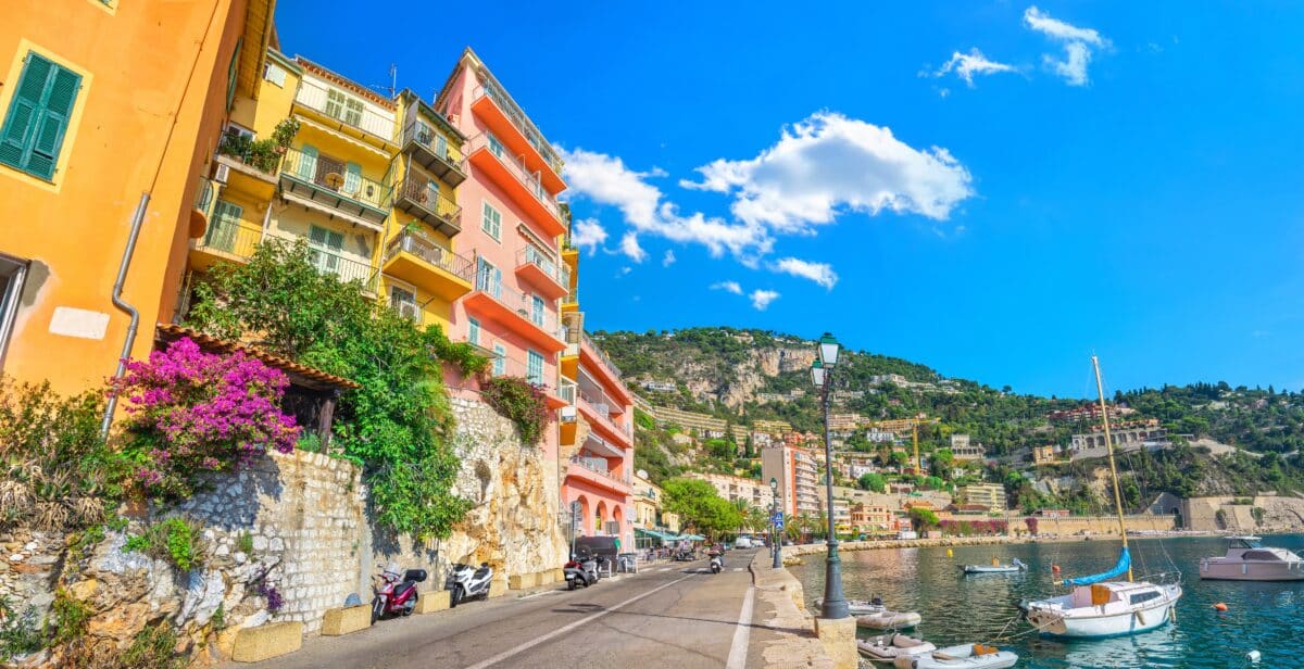 Près de Nice, ce petit port de pêche discret que les Américains jugent comme la localité la « plus époustouflante » de la Riviera cet été 2026 Vue generale Villefranche sur Mer