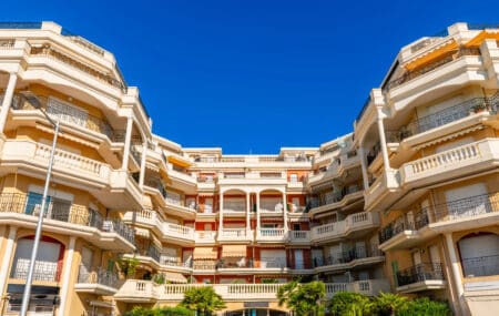 Vue generale et ensoleillée immeuble Menton