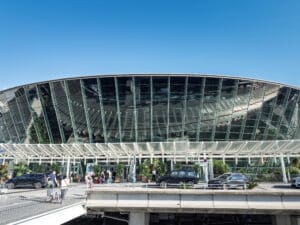 aeroport de nice belle vue generale de sa facade en verre