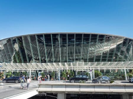 aeroport de nice belle vue generale de sa facade en verre