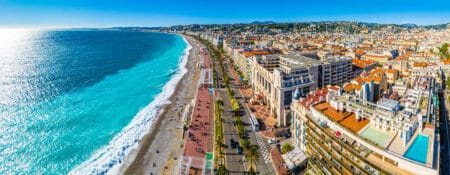 belle-vue-aerienne-et-au-soleil-de-Nice-et-la-baie-des-anges