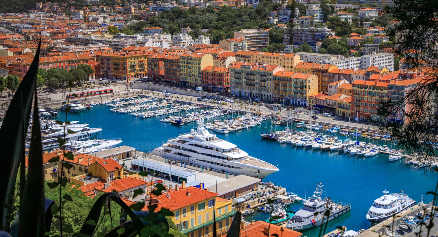 Colère au port de Nice : un an après, l’État n’a toujours pas indemnisé les commerçants fermés pendant le sommet de l’ONU belle vue générale du port lympia à Nice 11
