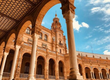 belle vue generale d'un monument de seville