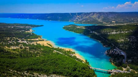 belle vue generale et colorée du lac de Sainte-Croix