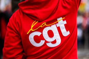 manifestation-syndicaliste-de-dos-avec-le-logo-CGT