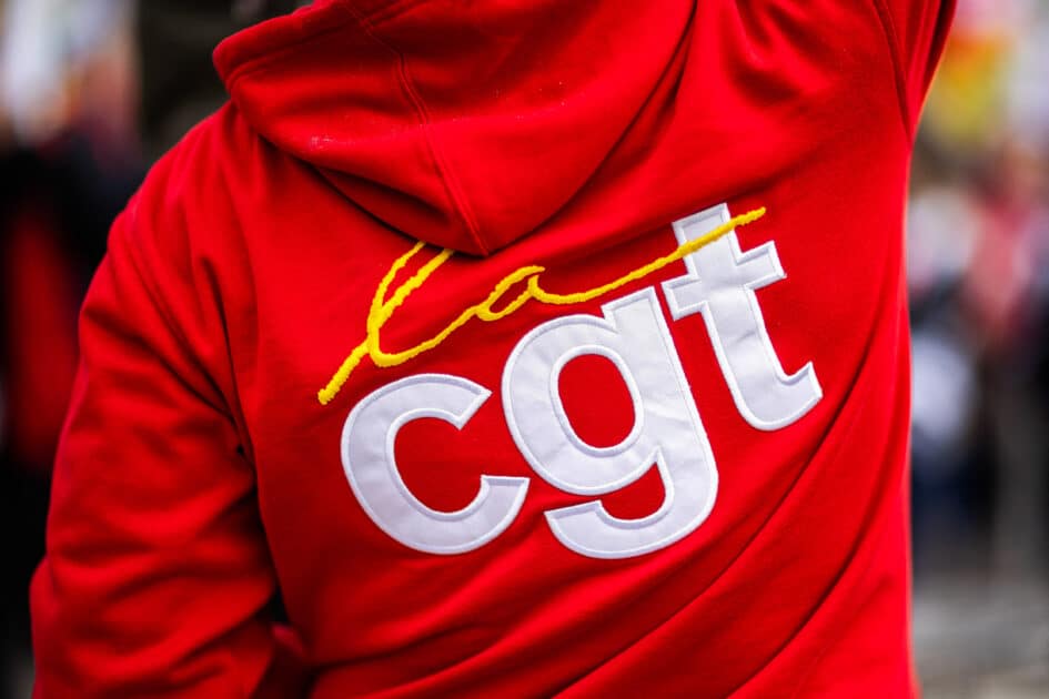 manifestation-syndicaliste-de-dos-avec-le-logo-CGT