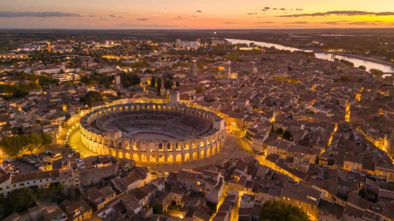 De Marseille au Vaucluse, cet itinéraire culturel dévoile les paysages locaux qui ont servi de « véritables muses » aux grands peintres vue aerienne Arles