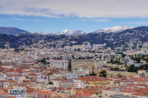 vue aérienne par drone de Nice avec collines