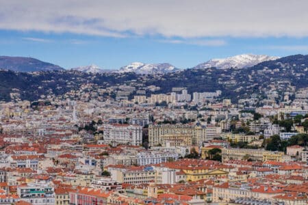 vue aérienne par drone de Nice avec collines