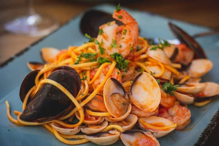 Payer l’addition à moitié prix : ces douze restaurants de Nice qui relancent une offre très attendue vue d'un plat italien dans un restaurant