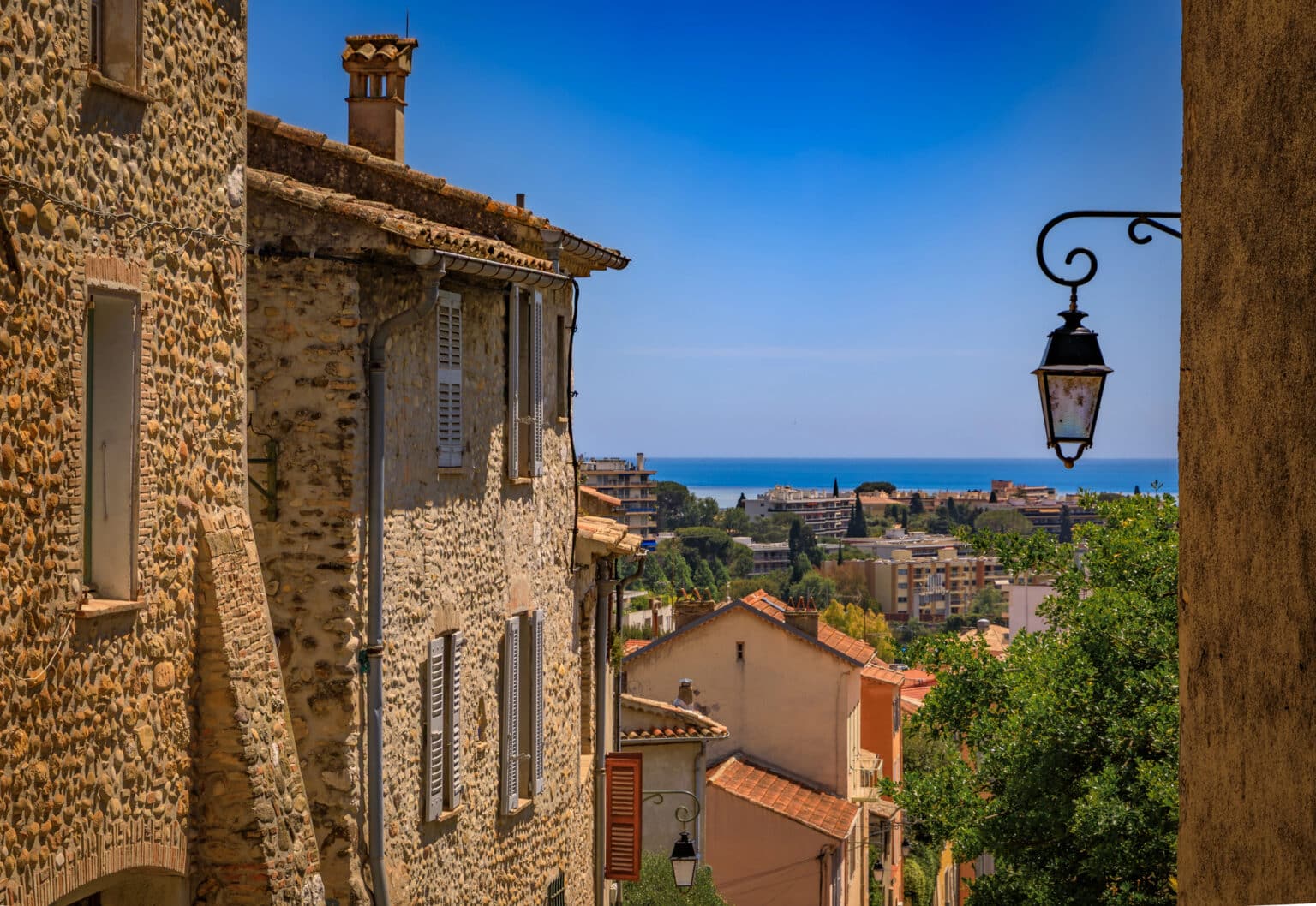 vue generale d'une ruelle de cagnes sur mer