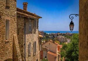 vue generale d'une ruelle de cagnes sur mer