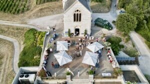 À Nice, le nouveau réseau « Bouge Ta Ville » s’engage pour la culture et la générosité, une belle somme déjà réunie pour les enfants malades Le Château de Bellet en vue aérienne, hôte de la soirée Bouge ta Ville à Nice